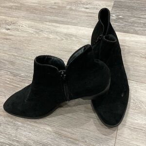 Forever 21 Black Booties Zipper on the Side Size 7.5 Faux Suede